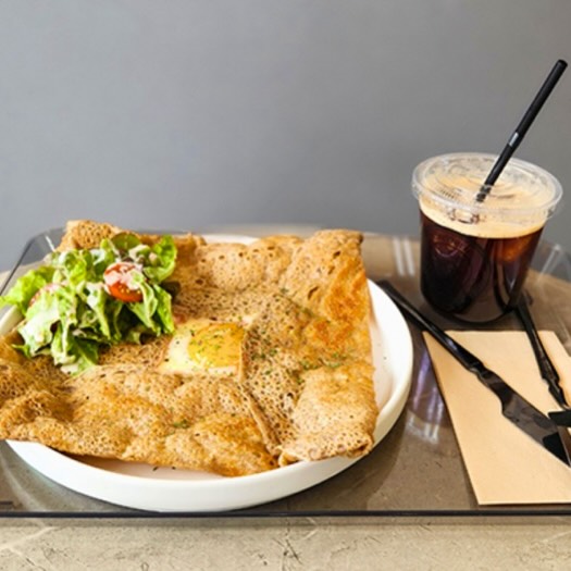 ガレットとサラダ、アイスコーヒー