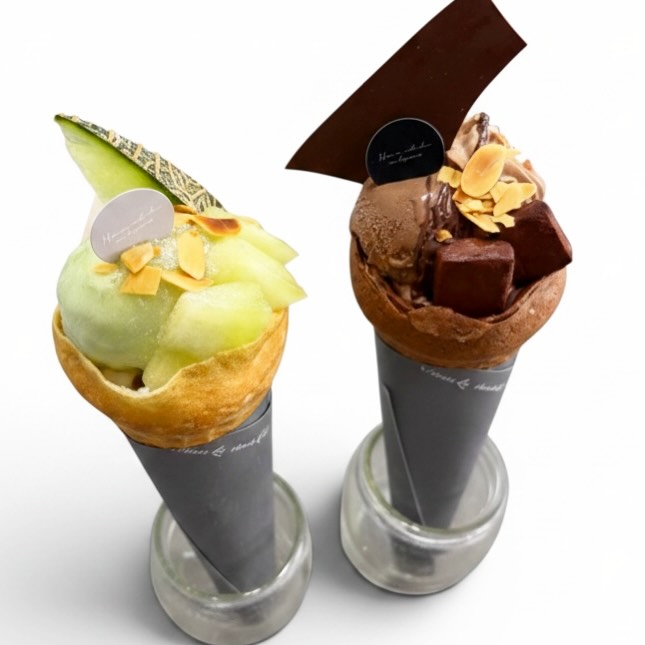 メロンとチョコレートをのせたコーン型のクレープ
